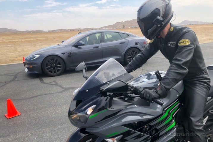 A view of the test carried out by Edmunds.com on the speed of a Tesla Model S Plaid and a 2021 Kawasaki Ninja ZX-14R
