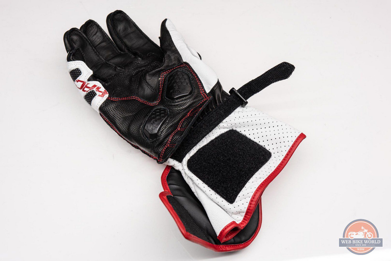 Straps unfastened on the gauntlet and wrist strap