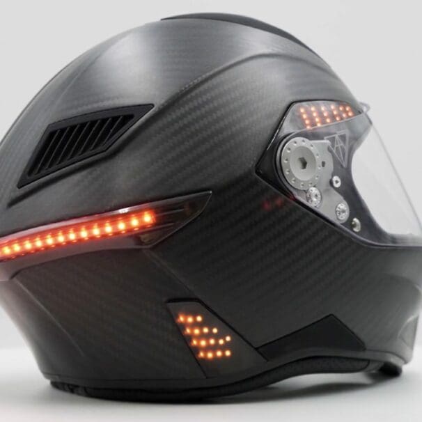 A view of the Vata7 X! Smart helmet featuring a synchronized lighting system that pairs with your bike's turning signals for a safer ride