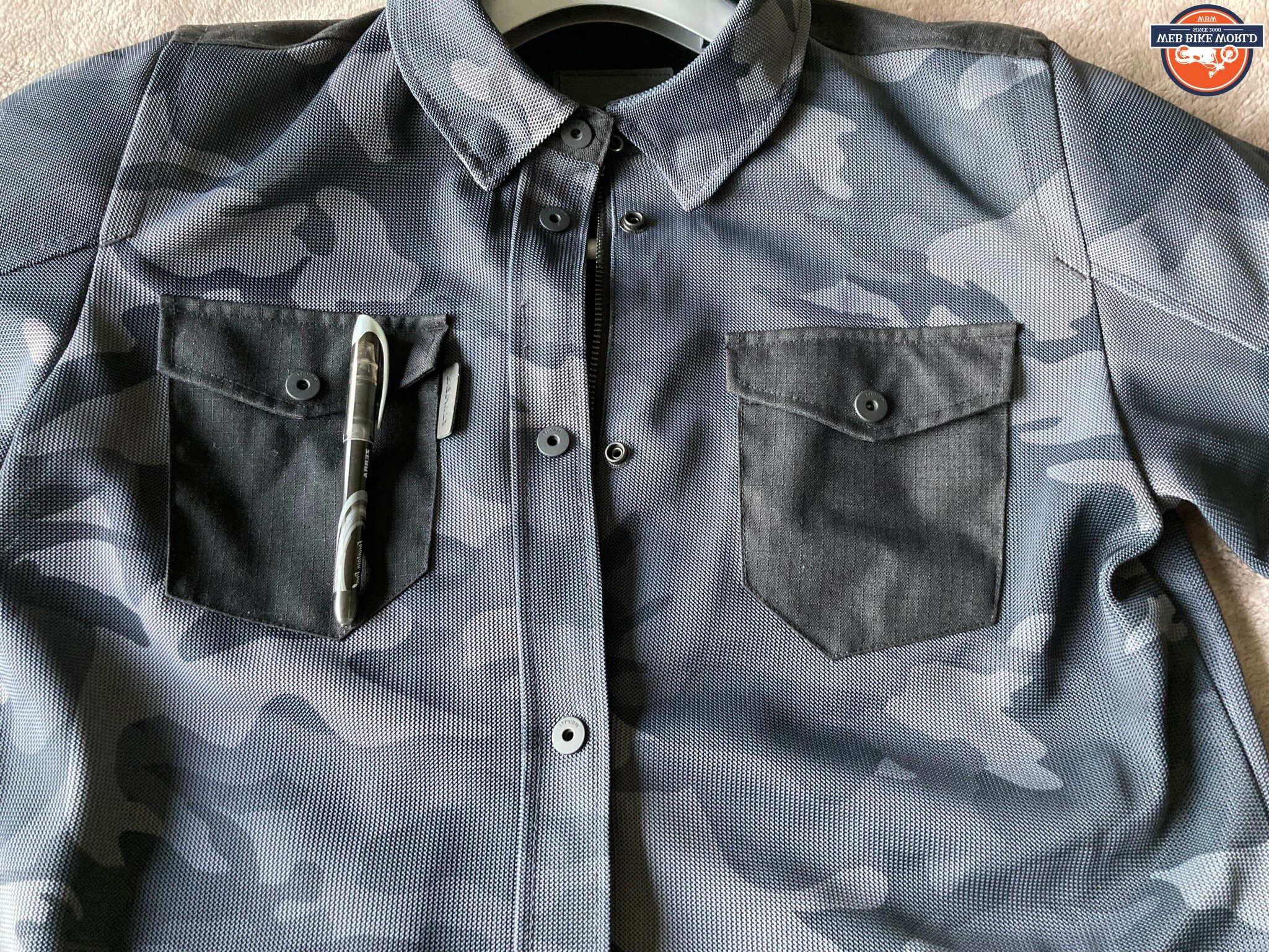 2 front pocket patches on the overshirt