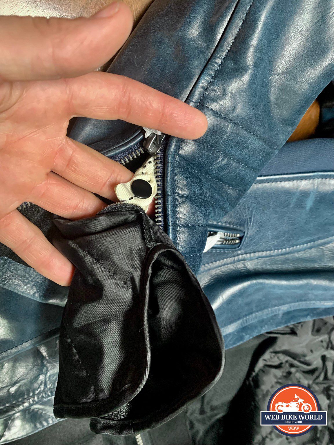 A view of the socket snaps present at the cuffs and forearms of the REV’IT! Coral jacket.