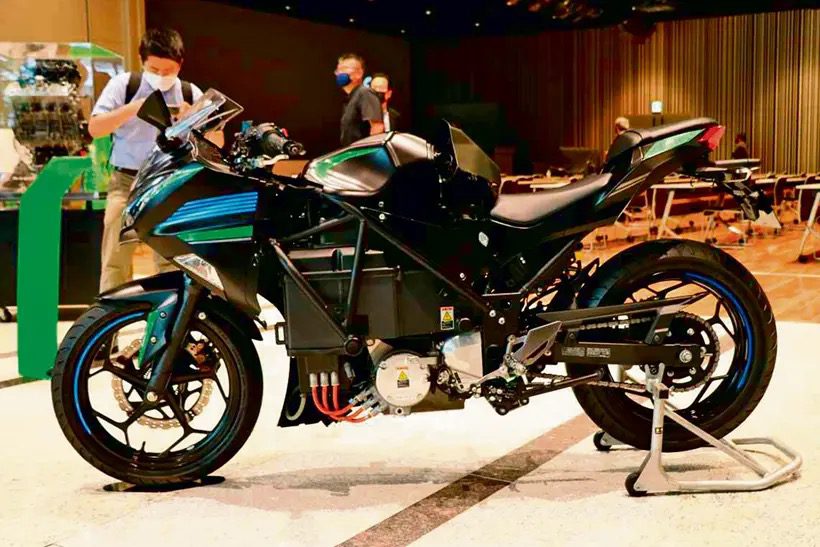 Kawasaki's electric motorcycle prototype. Media sourced from MCN.