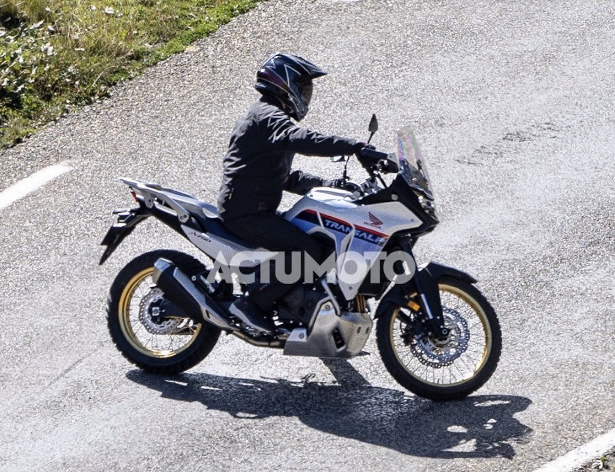 Spy shots show Honda is on the way of delivering a Transalpine-esque machine - possibly even in time for this year's EICMA. Media sourced from ACUMOTO's Instagram page.