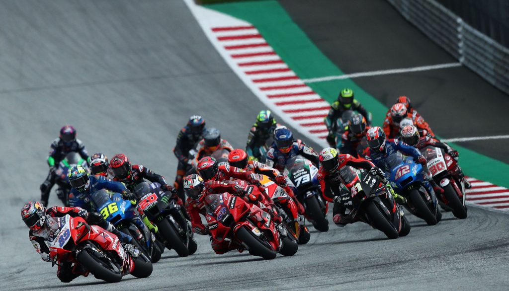 a view of the pile of riders powering through the turns of the Round 10 MotoGP at the Styrian GP 2021