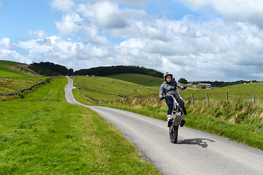 British and world trials champion Dougie Lampkin will attempt to wheelie all the way around the 60.2km Isle of Man TT course in September.