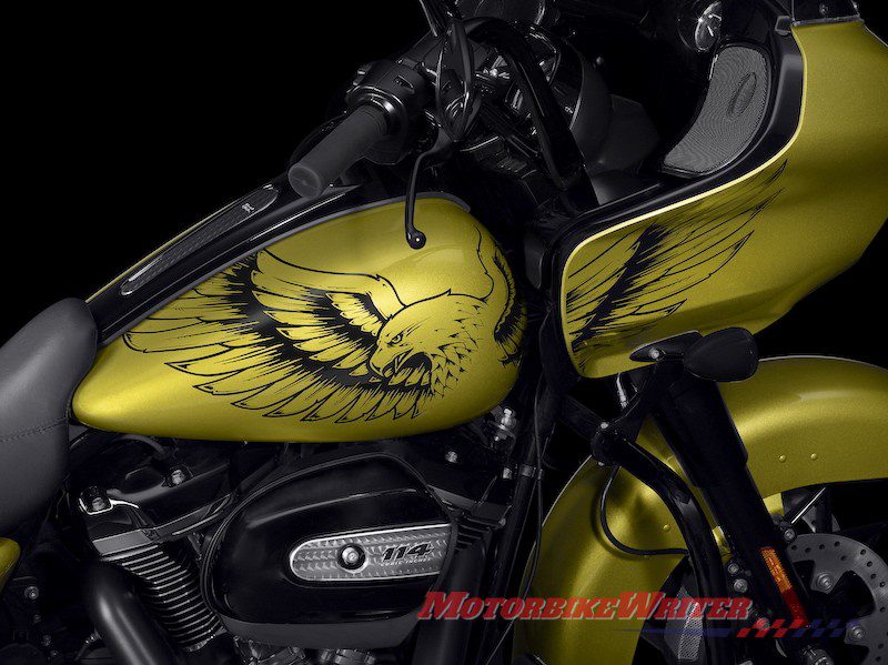 A special paint job with an eagle on the right side of the tank and fairing is now available for the Harley-Davidson Road Glide Special.