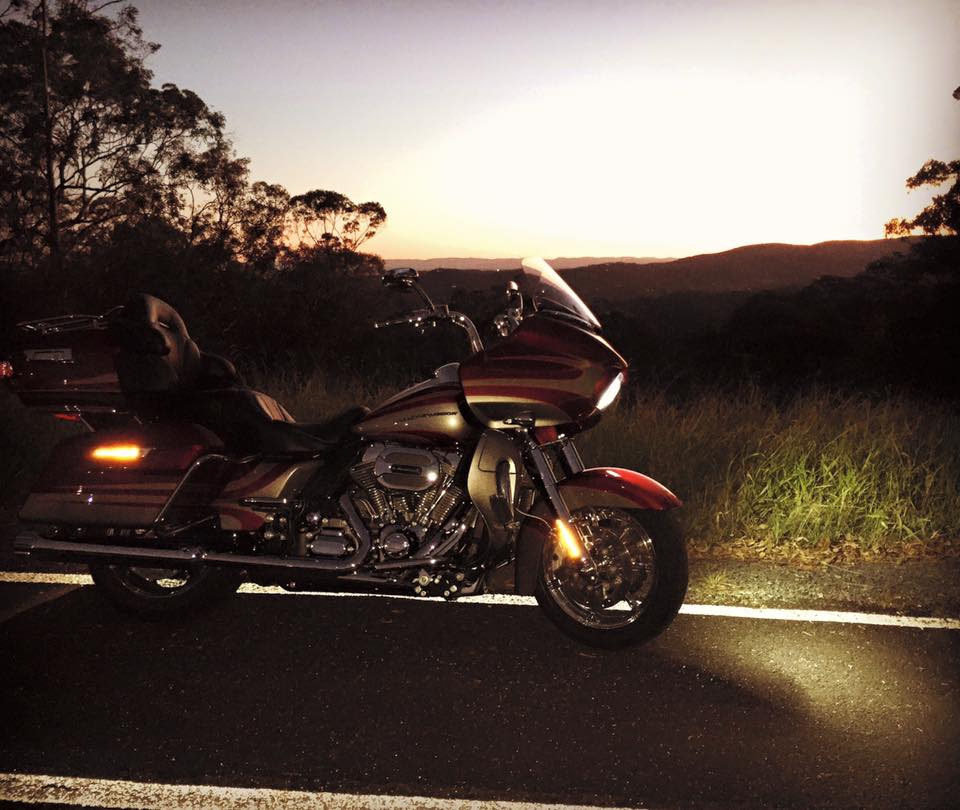 Harley-Davidson CVO Road Glide Ultra FLTRUSE warning