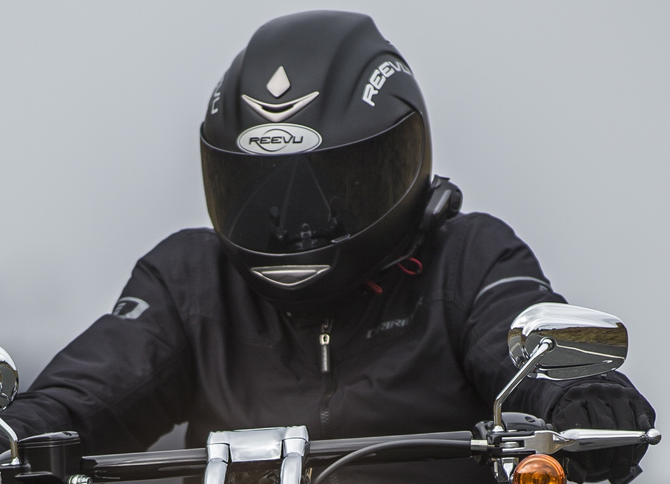 Reevu motorcycle helmet