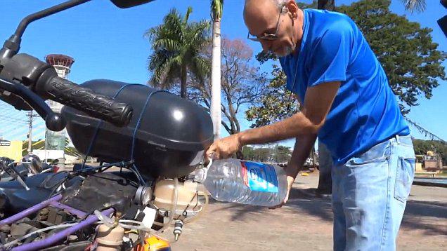 Ricardo Azevedo's bike runs on water - internal combustion engine