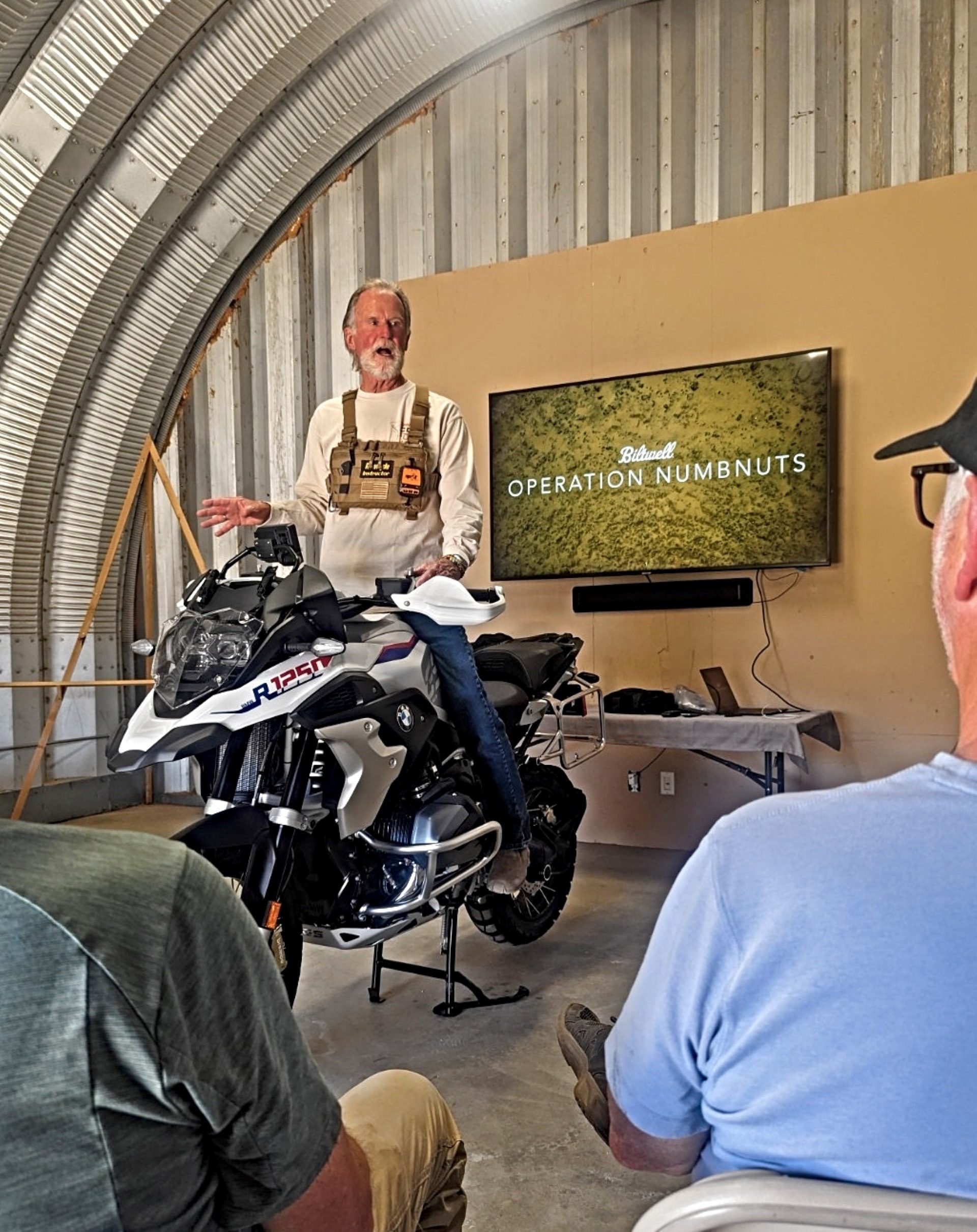 Demostration of the BMW R1250 footpeg positioning