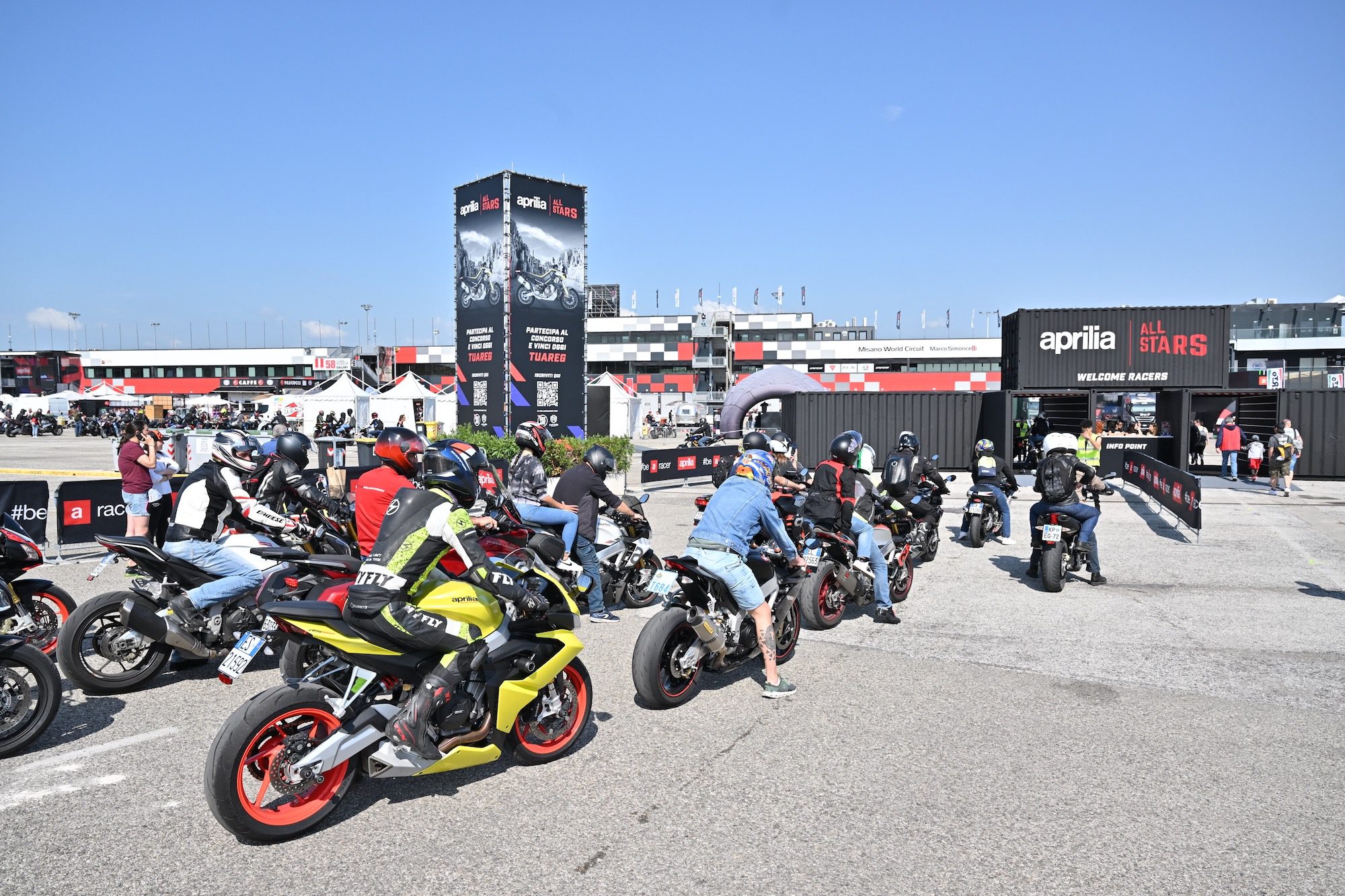 Câteva amintiri cheie ale Aprilia All Stars din acest an, care au contribuit la strângerea unui număr uimitor pentru a ajuta victimele inundațiilor din Emilia-Romagna. Sursa media de la lansarea Aprilia.