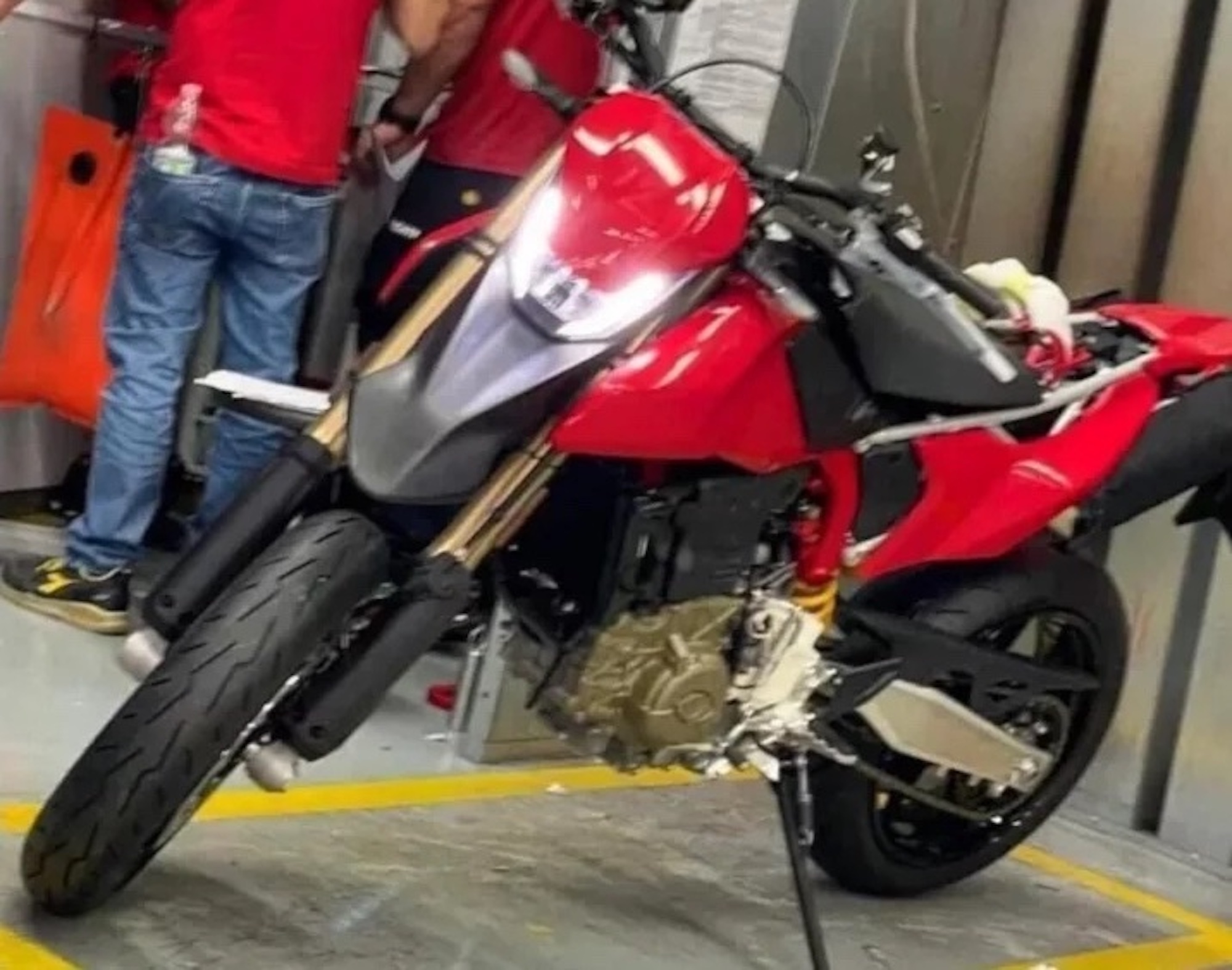 A view of a supposed single cylinder Hypermotard offering soon to be debuted by Ducati. Media sourced from Moto.it, published to Motorcycle Sports.